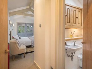 4 bedrooms, iron/ironing board, free WiFi, bed sheets - Quay Cottage. Nautical themed. Right on the estuary. Dittisham. Family friendly. (Dittisham)