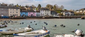 Quay Cottage. Nautical themed. Right on the estuary. Dittisham. Family friendly.