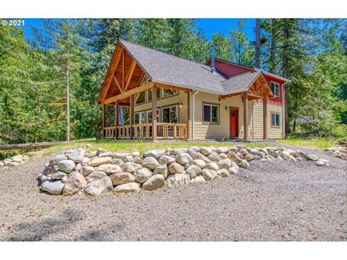 Big Tree Retreat: Secluded cabin with hot tub, river views & woodstove