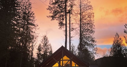 Big Tree Retreat: Secluded cabin with hot tub, river views & woodstove