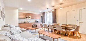 Smart TV, fireplace, DVD player, books - THE ESSENCE OF LE MARAIS & ITS SIGNATURE COBBLED STREETS (Paris)