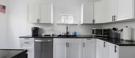 ثلاجة، ميكروويف، فرن، موقد طهي مسطح