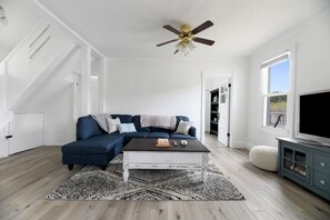 TV, caminetto, libri