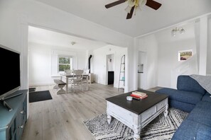 TV, caminetto, libri