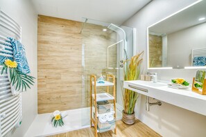 Dusche, Haartrockner, Handtücher