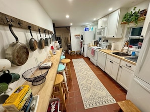 Fridge, microwave, oven, stovetop - Beautiful historic 1916 Farmhouse and Country Home in the Blue Ridge Mountains  (Markham)