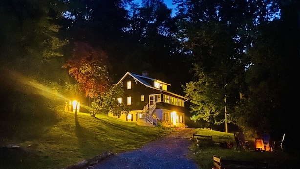 Ein Haus mit Veranda und einem Weg, der dorthin führt.