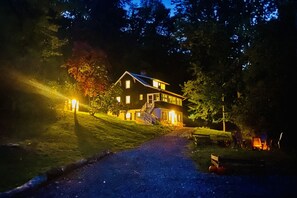 Une maison avec un porche et un chemin qui y mène.