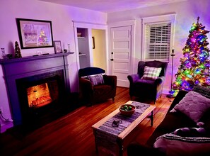 Smart TV, fireplace, books - Beautiful historic 1916 Farmhouse and Country Home in the Blue Ridge Mountains  (Markham)