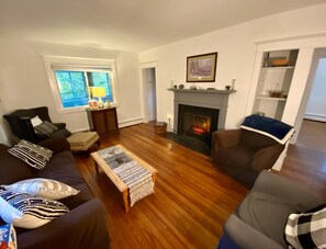 Smart TV, chimenea y libros