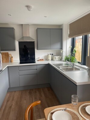 Superior-Apartment, eigenes Bad, Blick auf den Innenhof | Eigene Küche