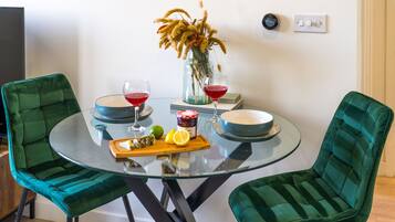 Superior Apartment, Private Bathroom (106N Platform North) | Tempat makan