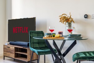 Superior Apartment, Private Bathroom (106N Platform North) | Dining