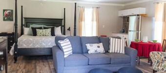 Charming country guest cottage eight miles from downtown Athens and UGA