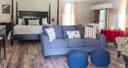 Charming country guest cottage eight miles from downtown Athens and UGA