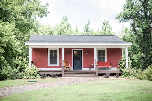 Charming country guest cottage eight miles from downtown Athens and UGA