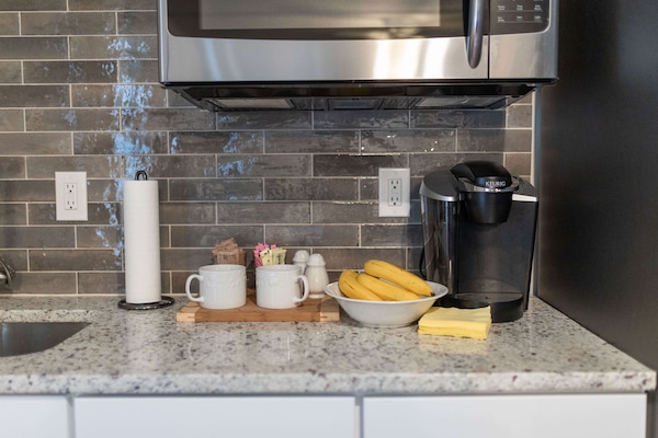Refrigerador, microondas, cafetera y tetera y utensilios de cocina
