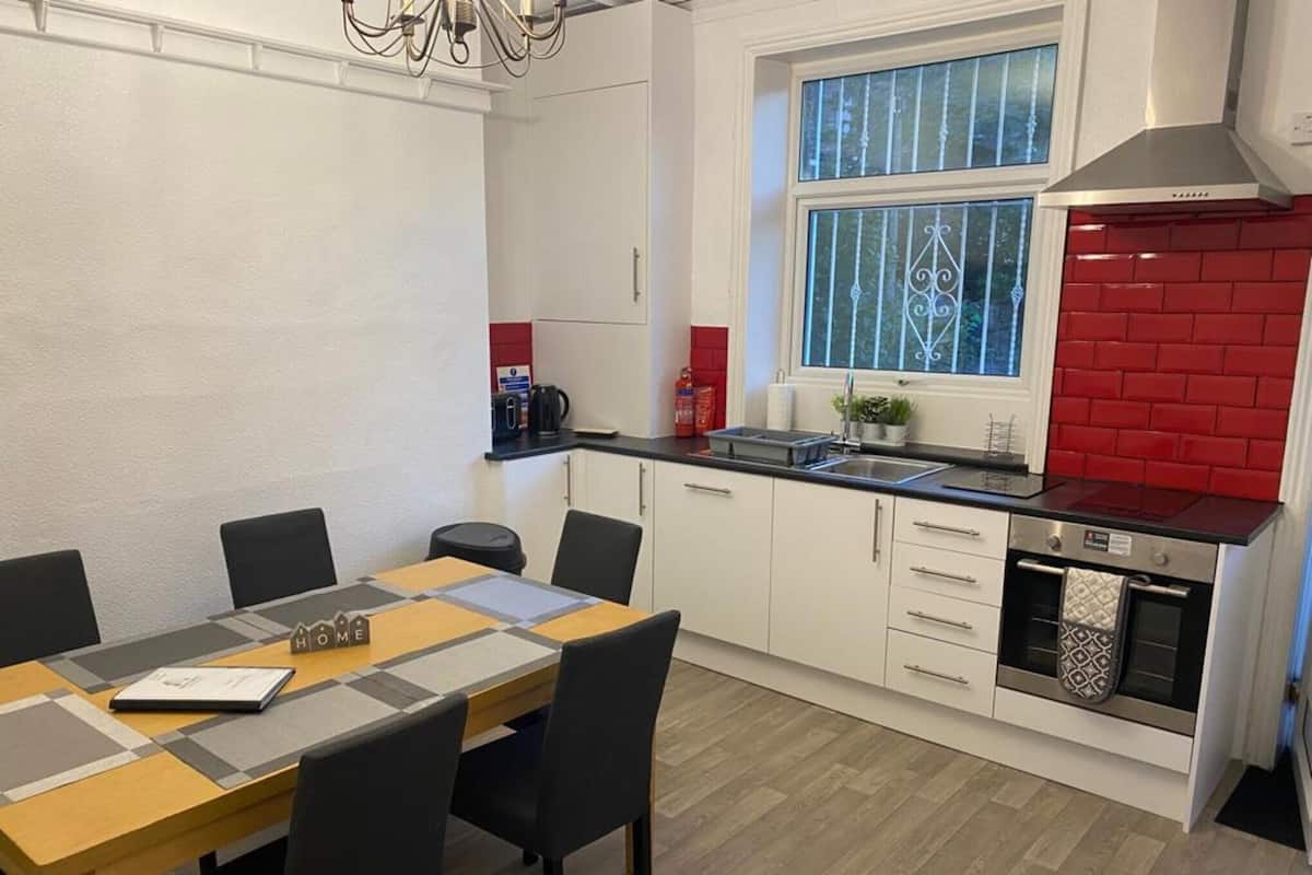 Comfort House, Private Bathroom, Garden View (Delightful 4bed townhouse) | Shared kitchen