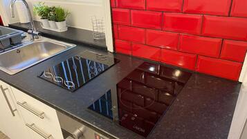 Comfort House, Private Bathroom, Garden View (Delightful 4bed townhouse) | Shared kitchen