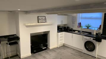 Classic Apartment, Private Bathroom (Lovely 2-bedroom basement) | Lounge