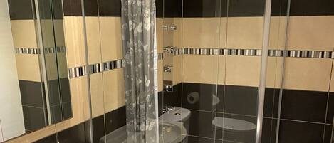 Maison Confort, salle de bain privée, vue sur le jardin (Delightful 4bed townhouse) | Salle de bain