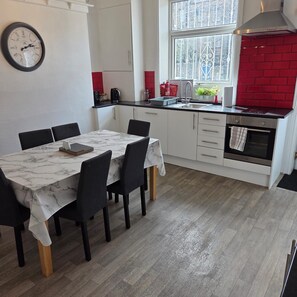Comfort House, Private Bathroom, Garden View (Delightful 4bed townhouse) | Shared kitchen - St Pauls Rd - Townhouse Accommodation (Shipley)