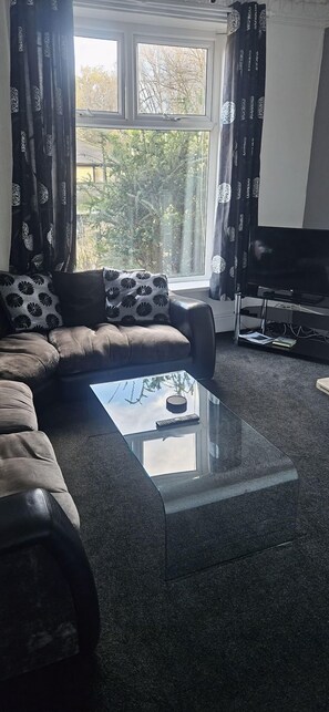 Maison Confort, salle de bains privée, vue jardin (Delightful 4bed townhouse) | Bar lounge