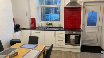 Comfort House, Private Bathroom, Garden View (Delightful 4bed townhouse) | Shared kitchen