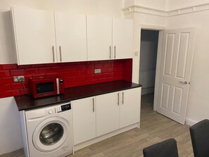 Comfort House, Private Bathroom, Garden View (Delightful 4bed townhouse) | Shared kitchen - St Pauls Rd - Townhouse Accommodation (Shipley)