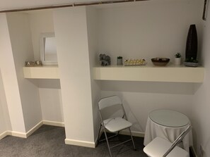 Classic Apartment, Private Bathroom (Lovely 2-bedroom basement) | 2 bedrooms - St Pauls Rd - Townhouse Accommodation (Shipley)