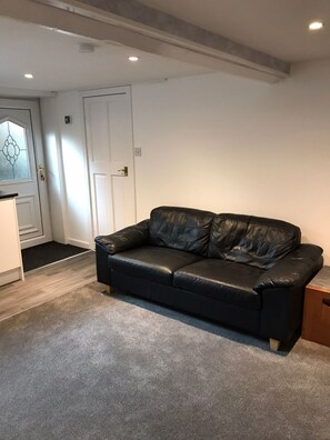 Classic Apartment, Private Bathroom (Lovely 2-bedroom basement) | Lounge