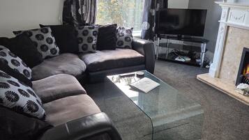 Rumah Comfort, kamar mandi pribadi, pemandangan kebun (Delightful 4bed townhouse) | Lounge