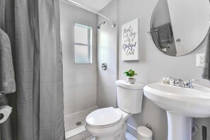 Shower, hair dryer, towels - Prime Location Duplex | Minutes to Wynwood (Miami)