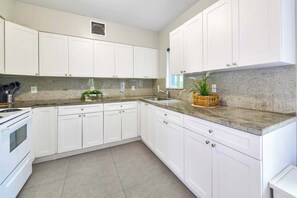 Fridge, microwave, oven, stovetop - Find Everything You Need in This Duplex! (Miami)