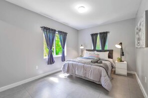 2 quartos, ferros/tábuas de passar roupa, acesso à internet