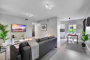 TV - Prime Location Duplex | Minutes to Wynwood (Miami)