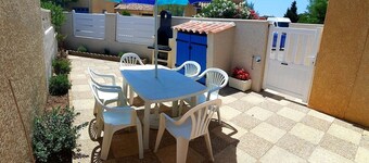 holiday home in residential area near the sea
