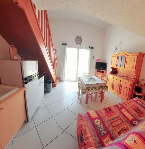 A compact room with a kitchenette, a dining area, and a bed. - Vacation home in a residential area near the ocean (Port-la-Nouvelle)