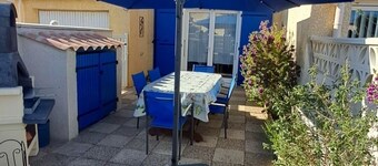 holiday home in residential area near the sea