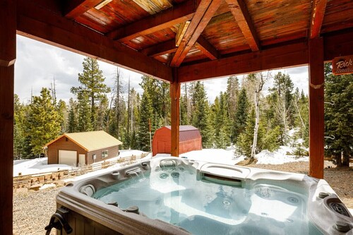 Wrap around Deck, Hot Tub, Sleeps 10!