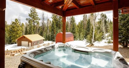 Wrap around Deck, Hot Tub, Sleeps 10!