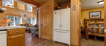 Pine View Cabin Retreat, Hot Tub, Walk Out Patio