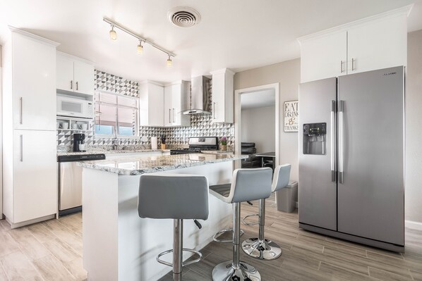 Refrigerador, microondas, horno y parrilla de estufa