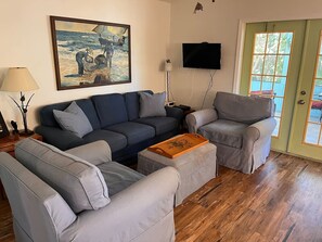 Smart TV, stereo - Dolphin House: 2 bedroom cottage (Sebastian)