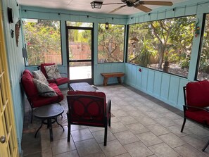 Smart TV, stereo - Dolphin House: 2 bedroom cottage (Sebastian)