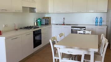 Frigorifero, forno, piano cottura, lavastoviglie