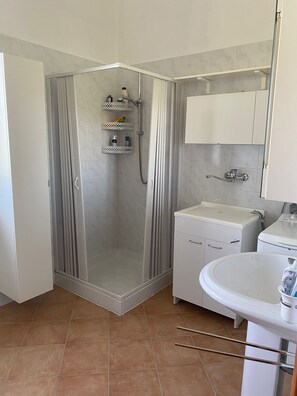 Dusche, Haartrockner, Bidet