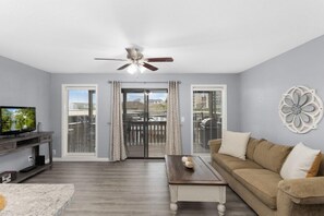 Smart TV - Southwood Shores 71-1D - Newly Renovated Condo, Perfect for Couples! (Lake Ozark)