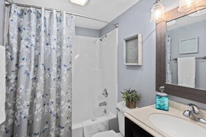 Combined shower/tub, towels
