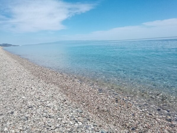 Pantai di sekitar dan pasir putih